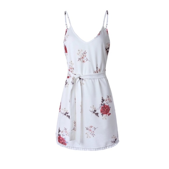 ✨Only 1 left! ✨White floral sundress - Picture 4 of 6